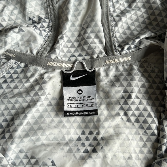 Nike Running Printed Distance Floral Light Jacket - Picture 7 of 14